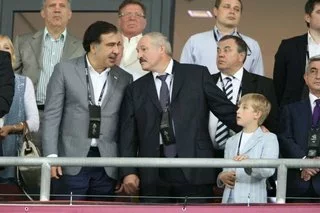 Лукашэнка і Саакашвілі на трыбуне футбольнага фіналу ў Кіеве.