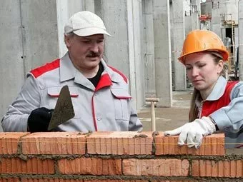 Лукашэнка і Домрачава на суботніку 21 красавіка на ўзвядзенні Мінскага аквапарка.