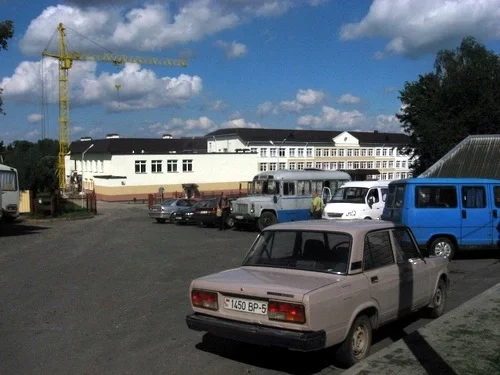 Пад'езд да школы застаўлены аўтобусамі (фота 2010 года)