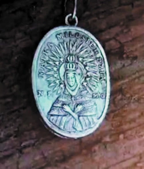 Медальён з выявай Маці Божай Вастрабрамскай, знойдзены на адным з паўстанцаў на Замкавай гары ў Вільні.