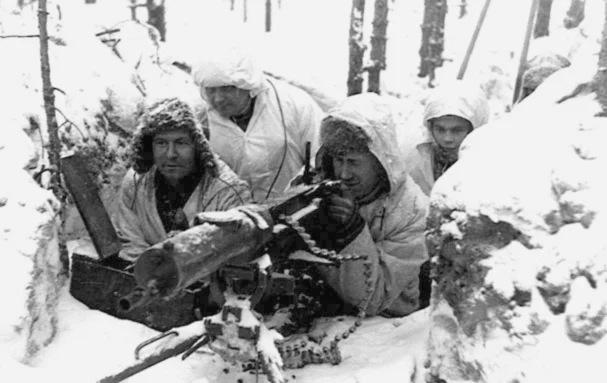 Финские пулеметчики встречают братьев с Востока.