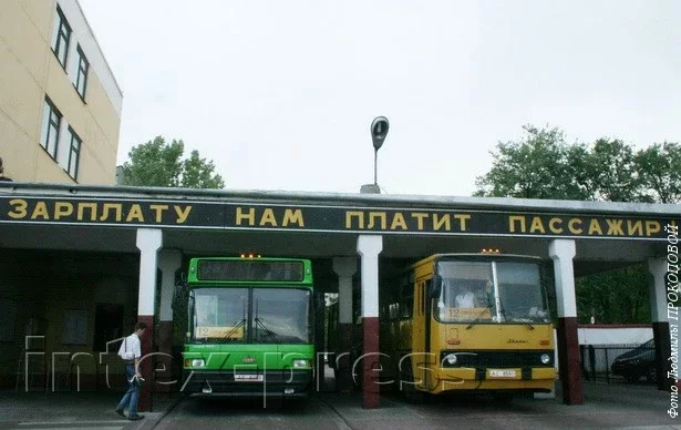  У аўтобусным парку Баранавічаў працуюць і старыя і новыя аўтобусы. Фота Intex-press.by