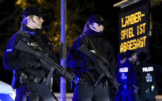 Немецкие полицейские в Ганновере. Фото telegraph.co.uk