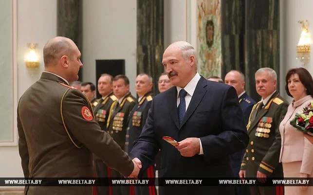 Лукашенко вручает Андрею Федину генеральские погоны