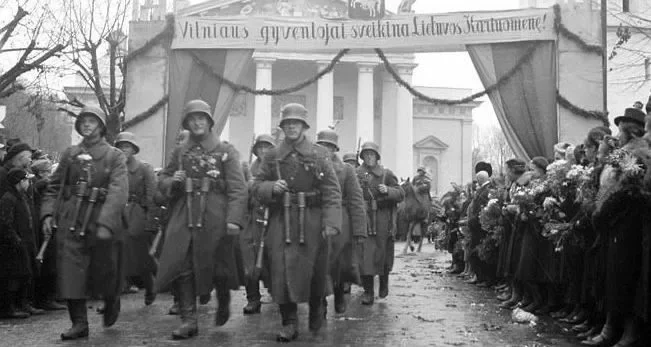 Та самая фотография, к которой придрался Азаренок. На плакате написано: «Жители Вильнюса приветствуют литовскую армию!»