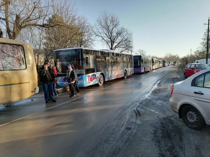 Evakuacyjnyja aŭtobusy z ŁNR i DNR. Fota: Alena Ramanava / Facebook