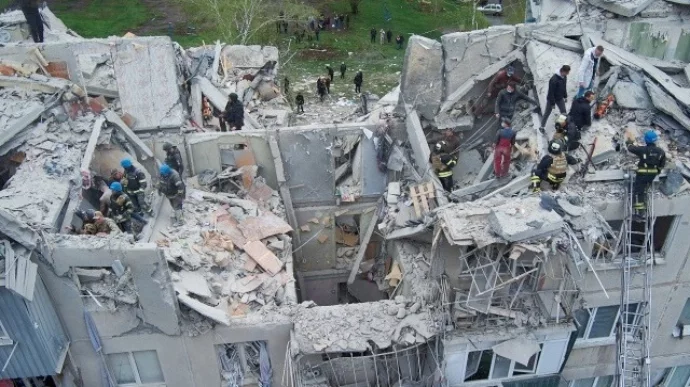 Поврежденное здание в Славянске. Фото: Донецкая областная администрация