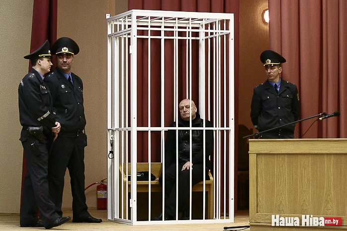 «Узник красоты» — Саша Варламов в клетке для подсудимых во время процесса, который длился более года. Осенью Варламов был отпущен в зале суда, но был осужден на 5 лет ограничения свободы.
