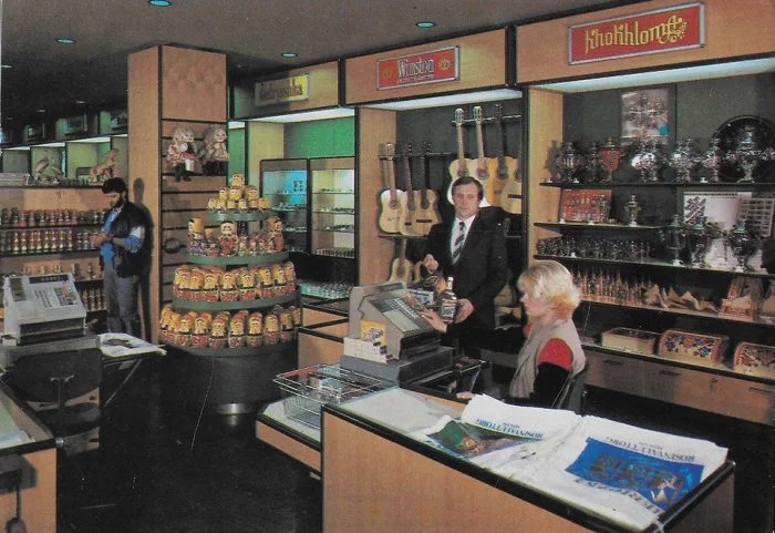 В конце 80-х годов магазины «Березка» были ликвидированы. Фото: sovietpostcards.org