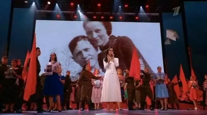 Скриншот концерта. На заднем плане — фотография Бонни и Клайда. Фото: ukrinform_news / Telegram