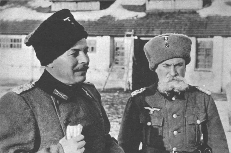 Іван Конанаў (злева) на службе ў 120-м казацкім палку Waffen-SS.