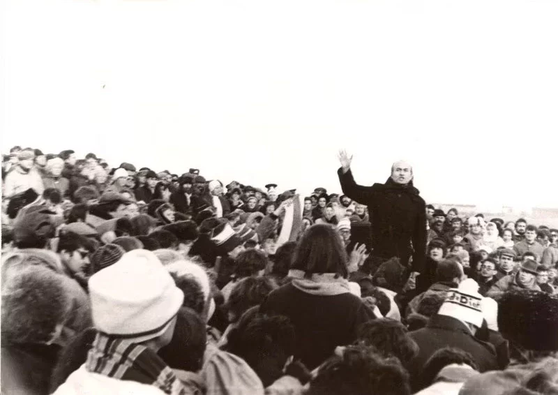 Зянон Пазняк выступае на мітынгу, які сабраўся на полі каля Курапатаў. Фота з архіва Уладзіміра Арлова