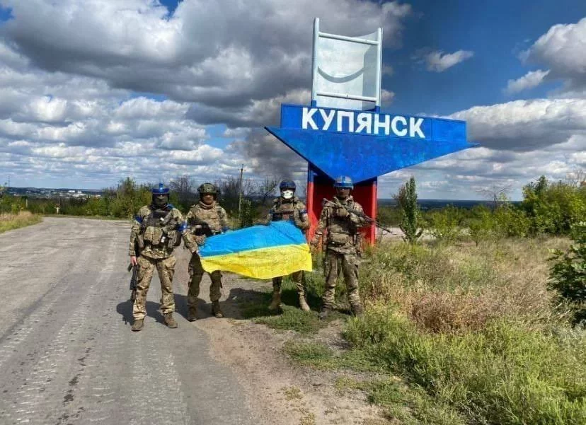 Украінскія вайскоўцы з украінскіх сцягам у руках на ўездзе ў дэакупаваны Купянск на Харкаўшчыне