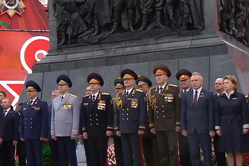Міністр унутраных спраў Ігар Шуневіч — чацвёрты справа ў першым шэрагу. Скрыншот з АНТ.
