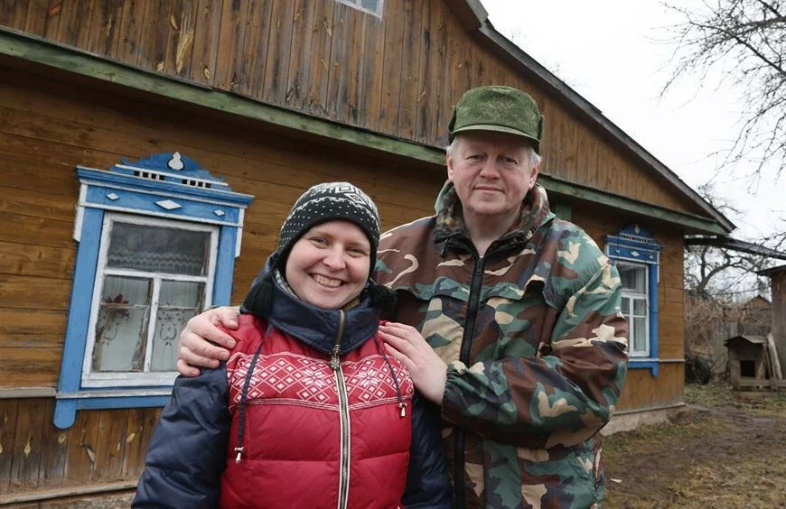Олег и Ольга Рудаковы возле дома в Бездедовичах