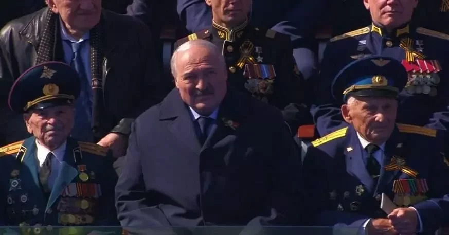 Печальный Лукашенко на параде в Москве. Скрин видео