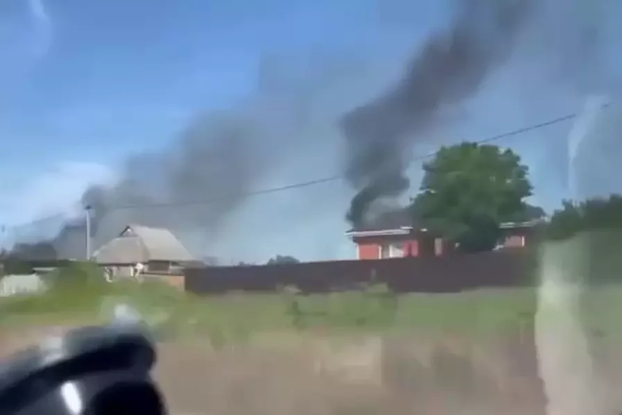 В Новой Таволжанке горят дома после обстрела. Скрин видео