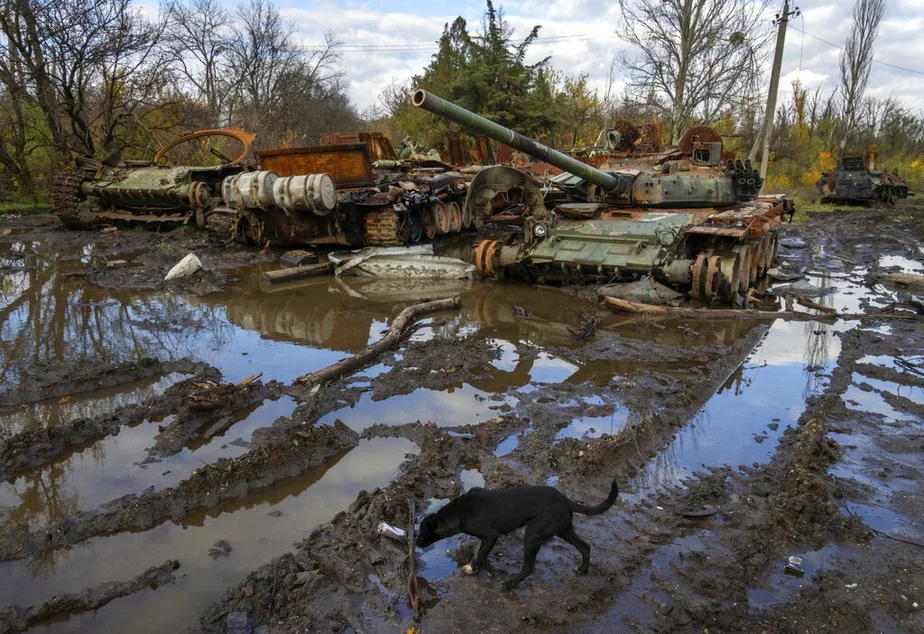 Разбитые российские танки в Харьковской области. Фото: AP Photo / Efrem Lukatsky