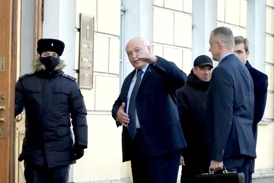 Аляксандр і Мікалай Лукашэнкі на саміце СНД у Санкт-Пецярбургу. Снежань 2022. Скрыншот з відэа