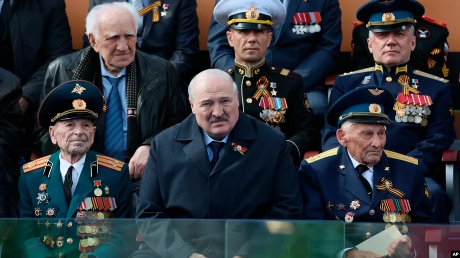 Больной Лукашенко на военном параде в Москве 9 мая 2023 года. Фото: AP