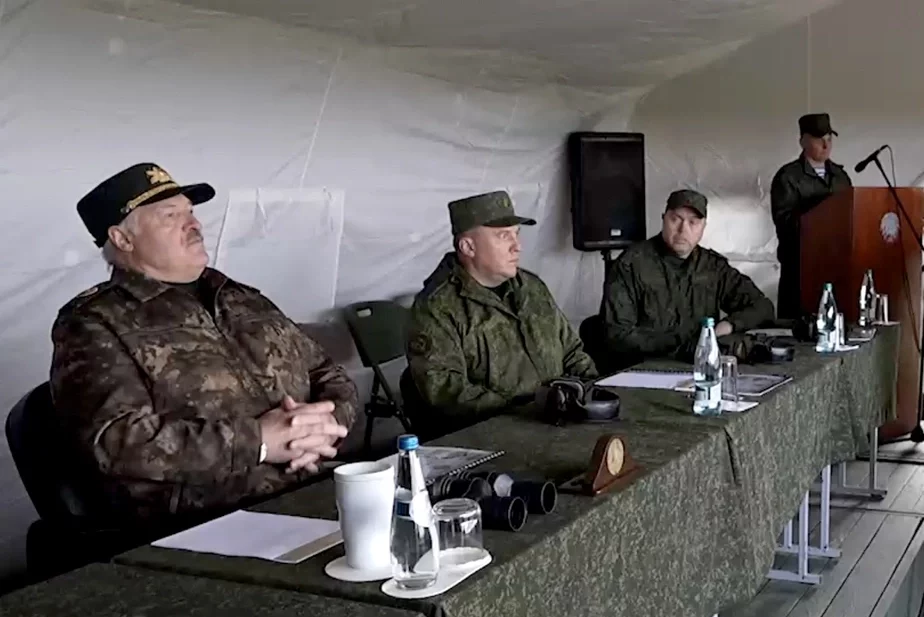Александр Лукашенко (слева) во время инспекции оборонного объекта в Брестской области. Октябрь 2023 года. Скриншот из видео