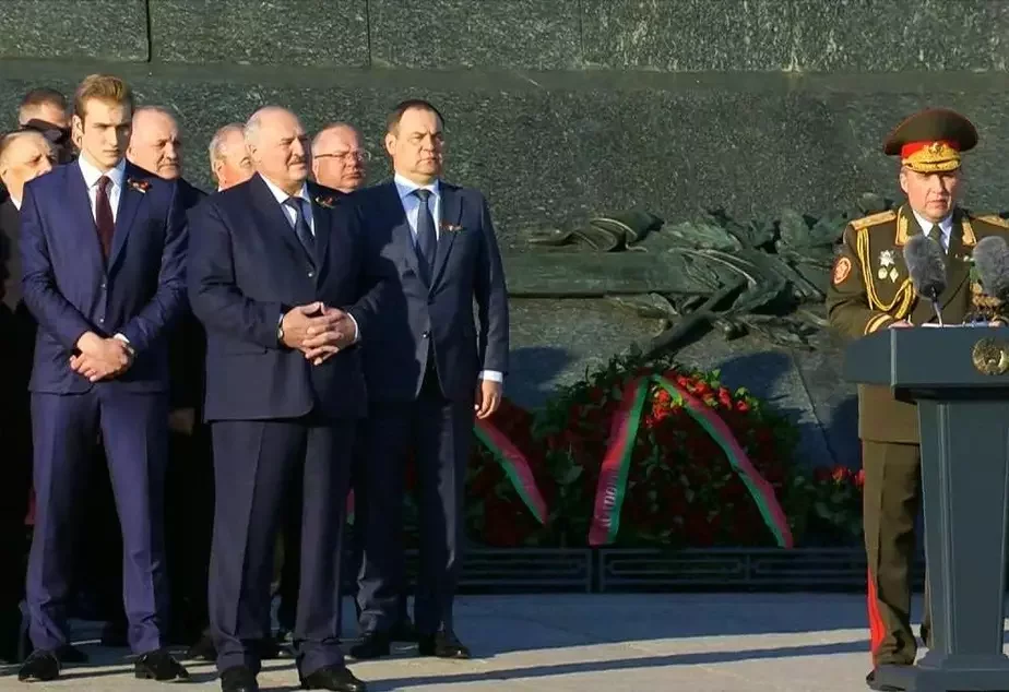 Лукашенко 9 мая в Минске. Вместо него выступает министр обороны Виктор Хренин. Скрин видео