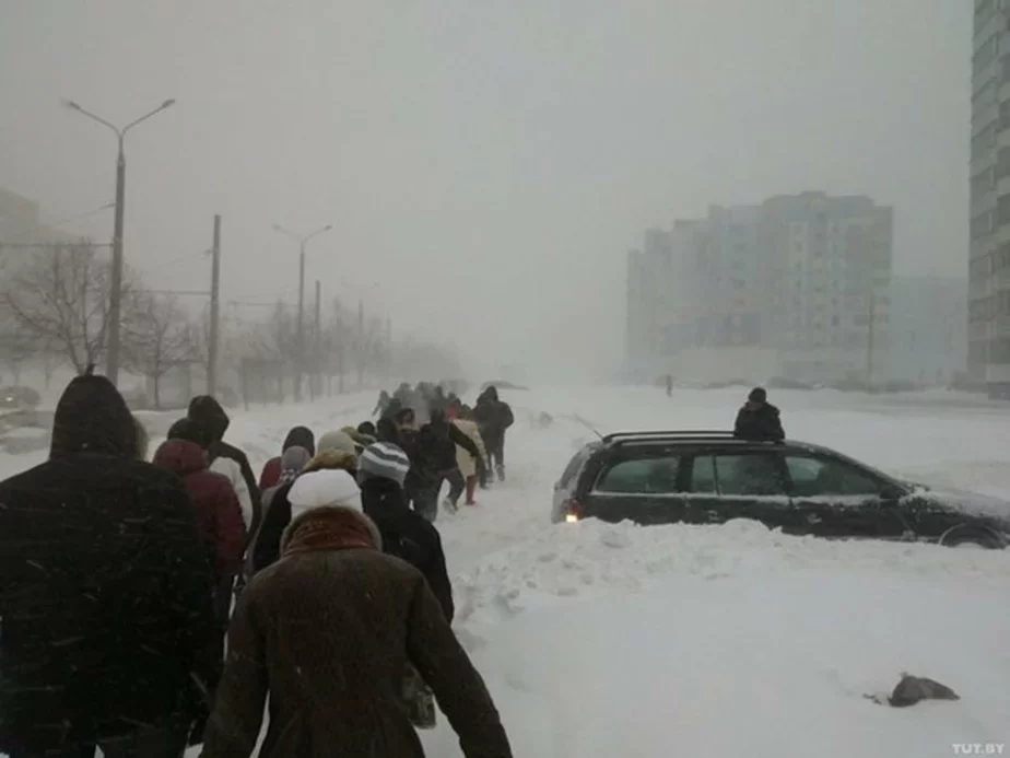 Белорусам еще памятен мощный снегопад «Хавьер» 2013 года.