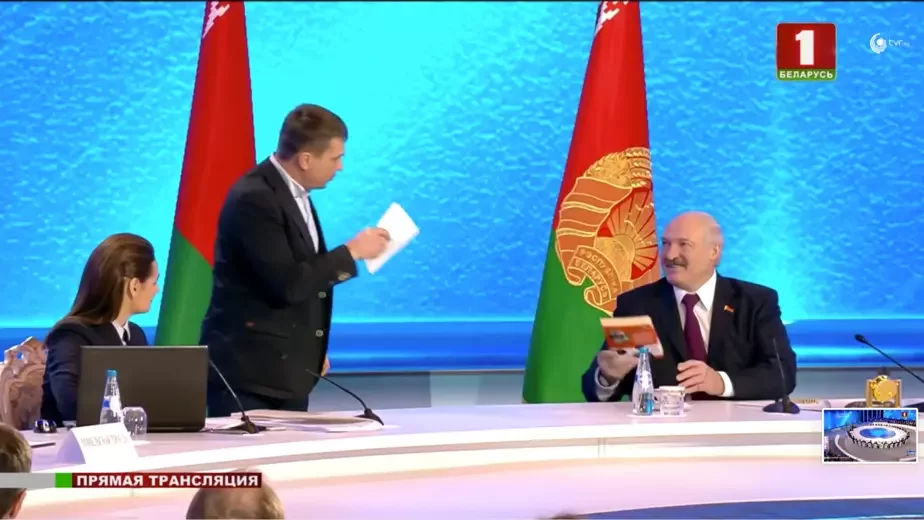 Журналіст Еўрарадыё Зміцер Лукашук дорыць Аляксандру Лукашэнку кнігу пра гібрыдныя войны.