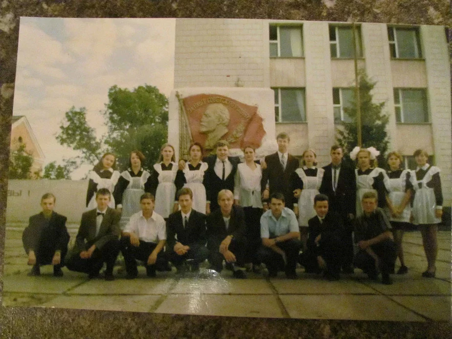 Найти Дмитрия Крутого на фото просто — он самый высокий. Снимок ok.ru.