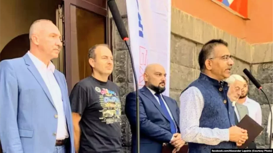 Аляксандар Лапшын (у чорнай футболцы) побач з Аляксандрам Канюком (у сінім строі) і пасламі Італіі і Індыі ў Арменіі.