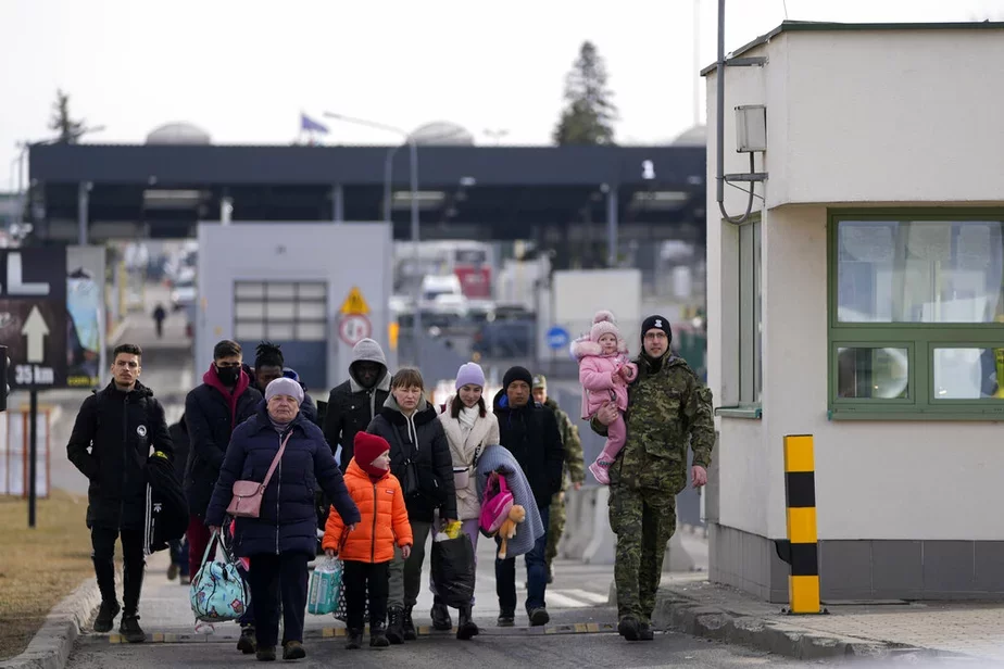 Беженцы из Украины переходят в Польшу, 1 марта 2022 г. Фото: AP