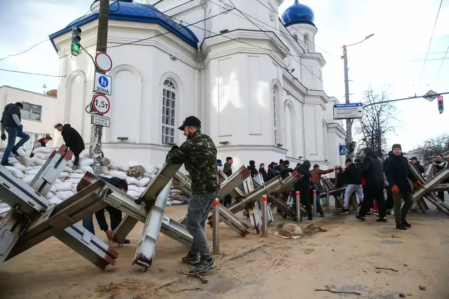 Местные жители строят баррикаду возле Михайловской церкви в Житомире. Фото: Сергей Ротанский для «Монд».