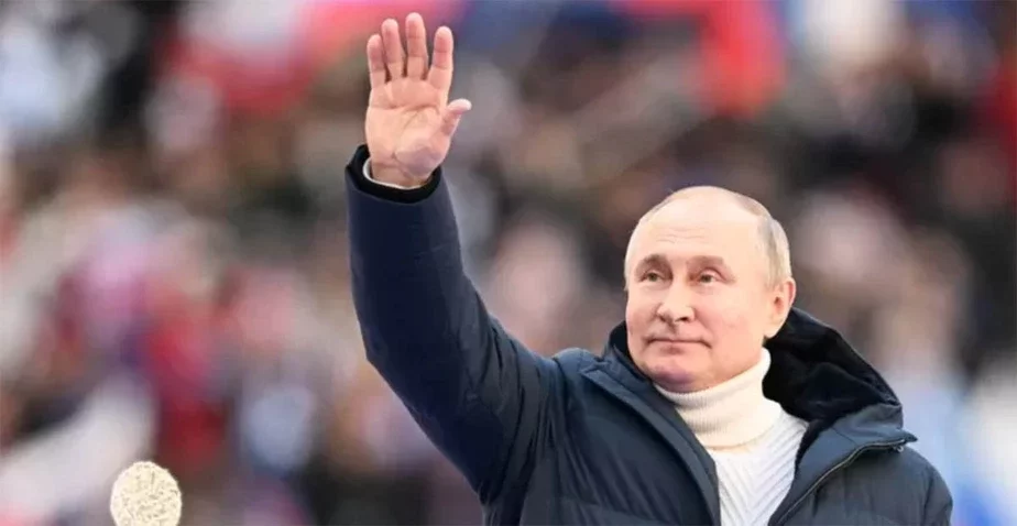 На фото: Путин во время 200-тысячного митинга в Лужниках