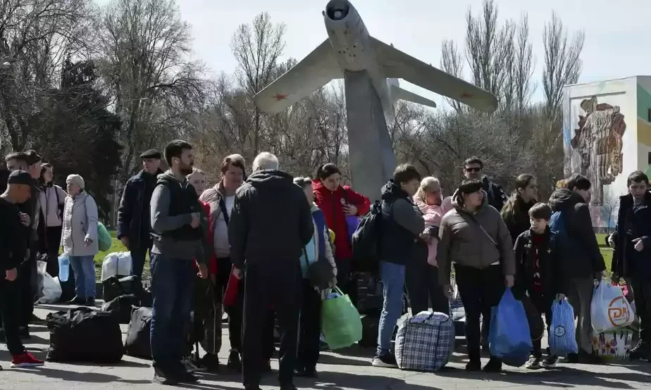 Люди ждут, чтобы сесть в автобус во время эвакуации в Краматорске. 9 апреля. Фото: Андрей Андриенко/AP