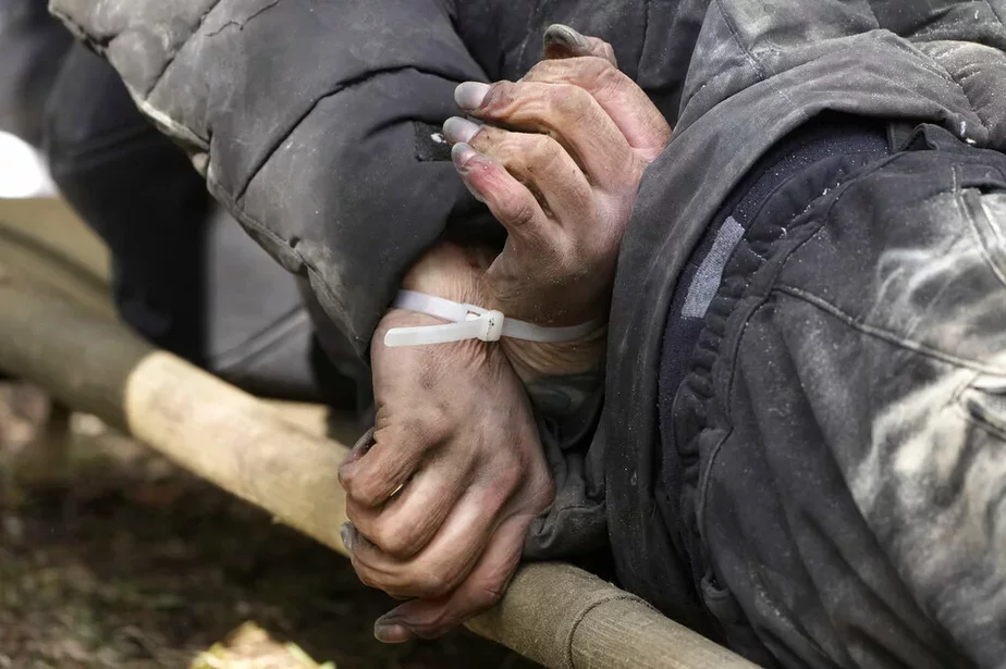 Мертвый мирный житель со связанными за спиной руками. Буча, 4 апреля 2022 года. Фото: Efrem Lukatsky / AP
