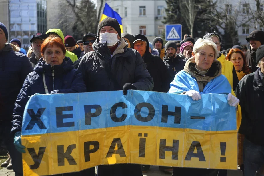 Проукраинский митинг в оккупированном российскими войсками Херсоне. Фото: AP Photo/Olexandr Chornyi
