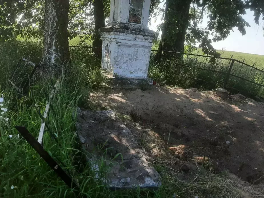 Разрушенный памятник возле деревни Едковичи в Берестовицком районе