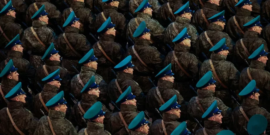 Российские военные репетируют в апреле ко Дню Победы военный парад в Москве. Фото Максима Шеметова / REUTERS