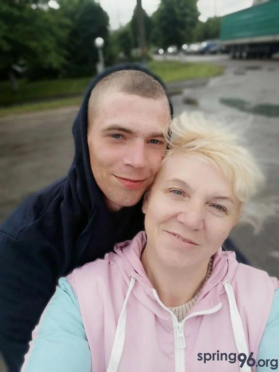 Владислав с матерью после освобождения
