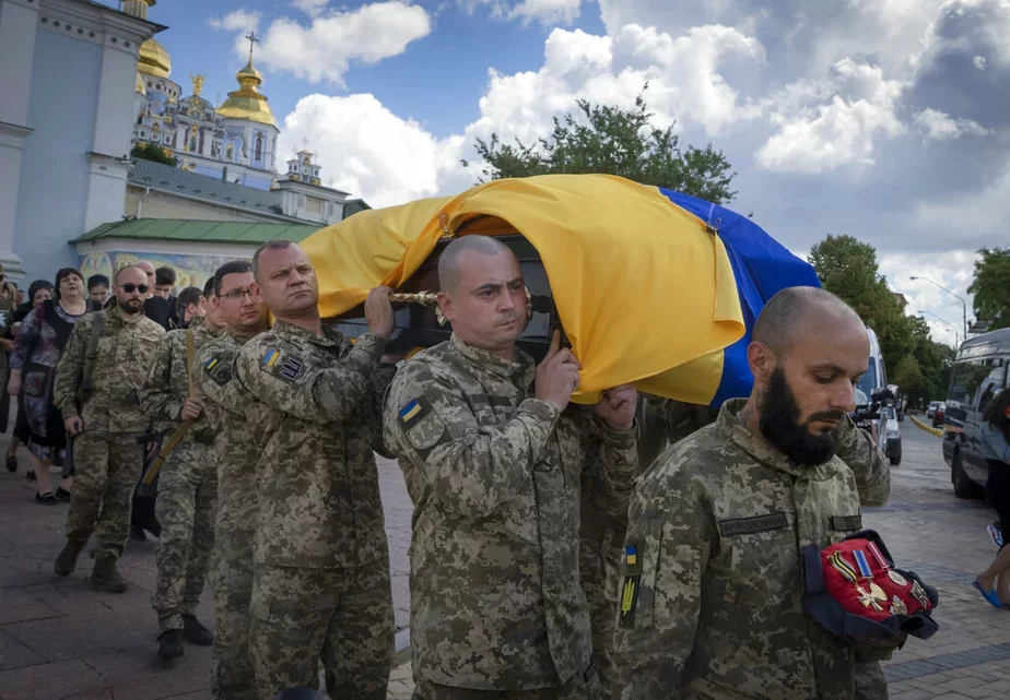 Похороны украинского военнослужащего в Киеве. 18 июля 2022 года. Фото: AP Photo/Efrem Lukatsky