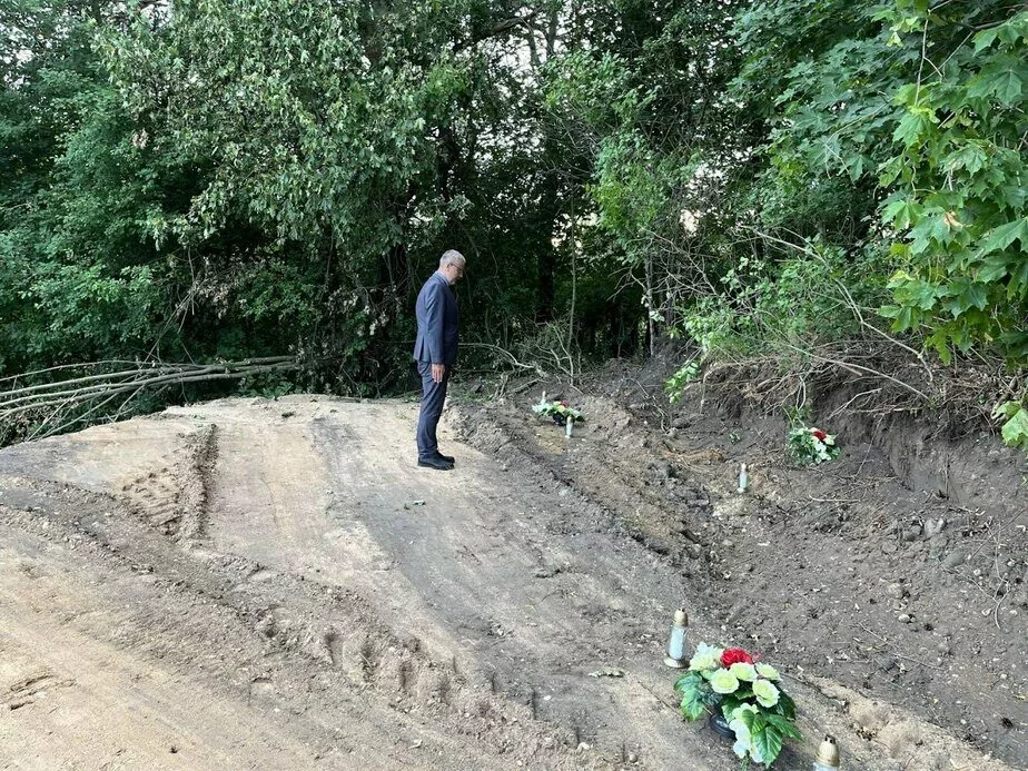 Временный поверенный Польши в Беларуси Мартин Войцеховский на месте уничтоженного кладбища