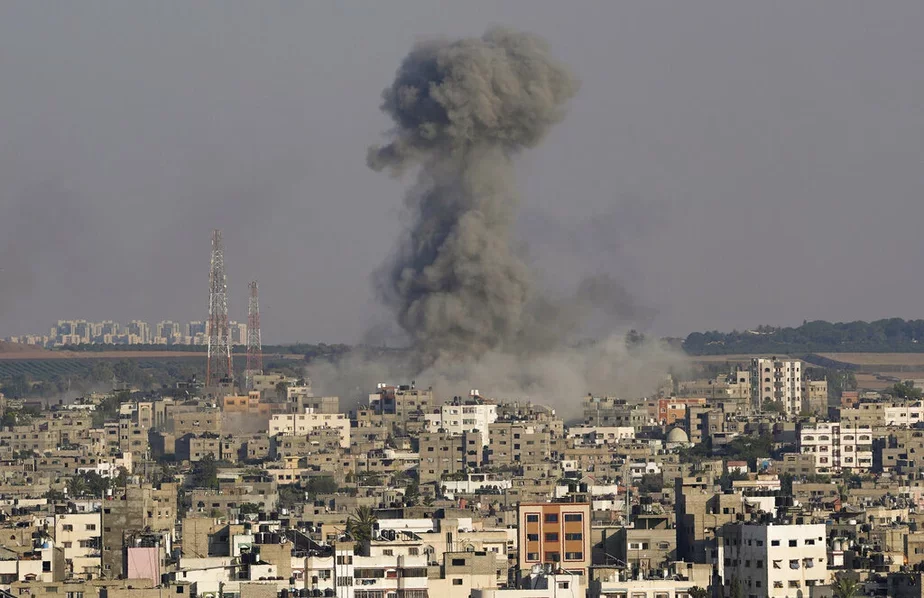 Дым падымаецца пасля ізраільскіх авіяўдараў па будынку ў раёне Шыджая ў горадзе Газа. 7 жніўня 2022 года. Фота: AP Photo/Hatem Moussa