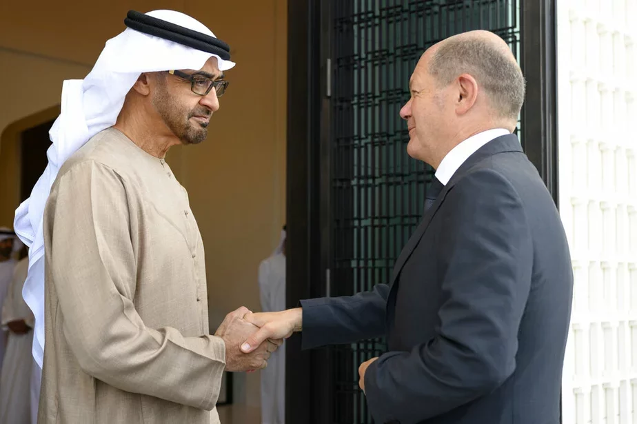 Шейх Мухаммед бен Заид аль-Нахайян, президент ОАЭ, и канцлер Германии Олаф Шольц в Абу-Даби, Объединенные Арабские Эмираты, 25 сентября. Фото: АР