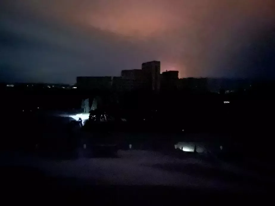 Харьков погрузился во тьму. На горизонте — зарево пожара на ТЭЦ. Фото из ТГ-канала t.me/uaeuxperts