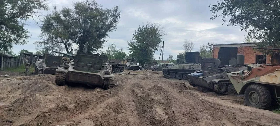 Pad Iziumam ukrainskija vojski zachapili sotni adzinak techniki. Tut i dalej: skrynšoty ź videa i foty z sacyjalnych sietak