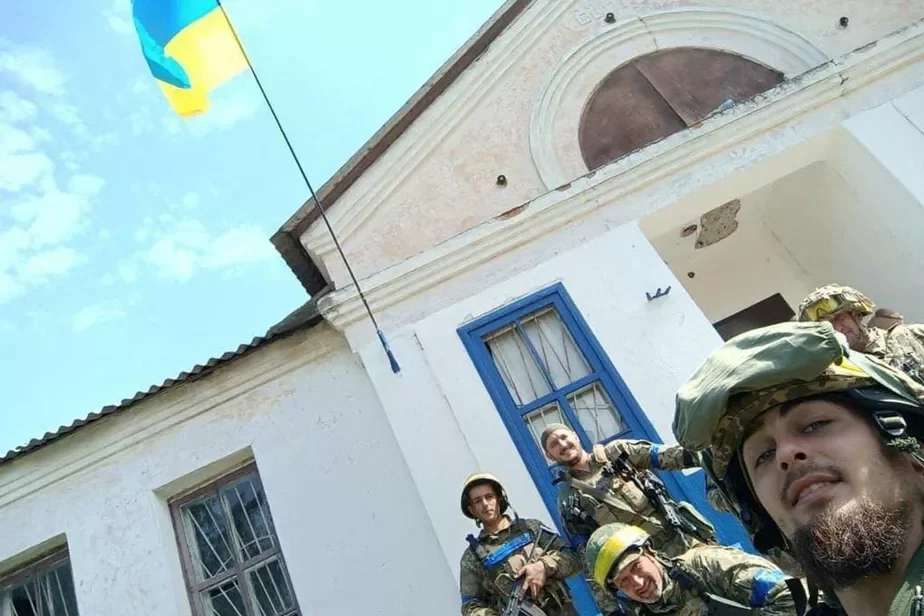 Украинские военные в освобожденном населенном пункте под Харьковом. Фото из канала подразделения Минобороны Украины