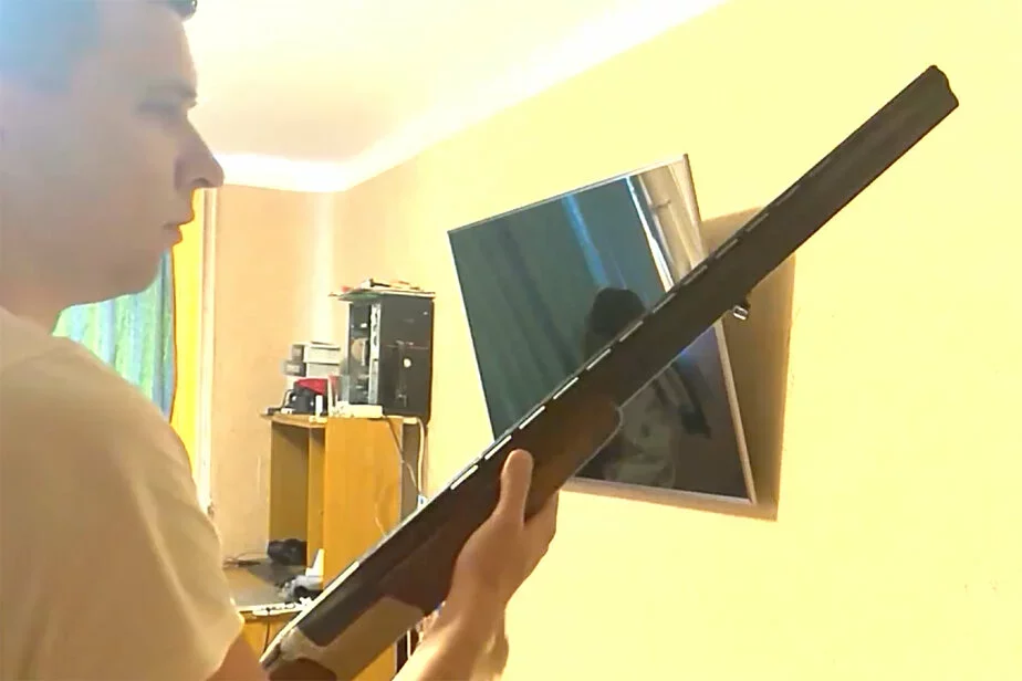 Андрей Зельцер с ружьем встречает силовиков. Скрин из видеозаписи из квартиры программиста