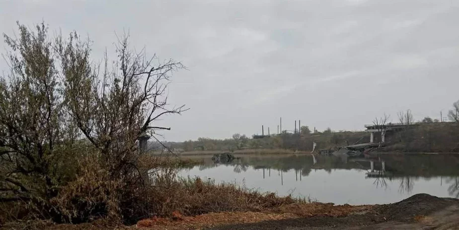 Дарьевский мост после ударов украинской артиллерии стал непригоден для переброски военной техники, а сегодня россияне подорвали его полностью. Здесь и далее — фото из херсонских чатов