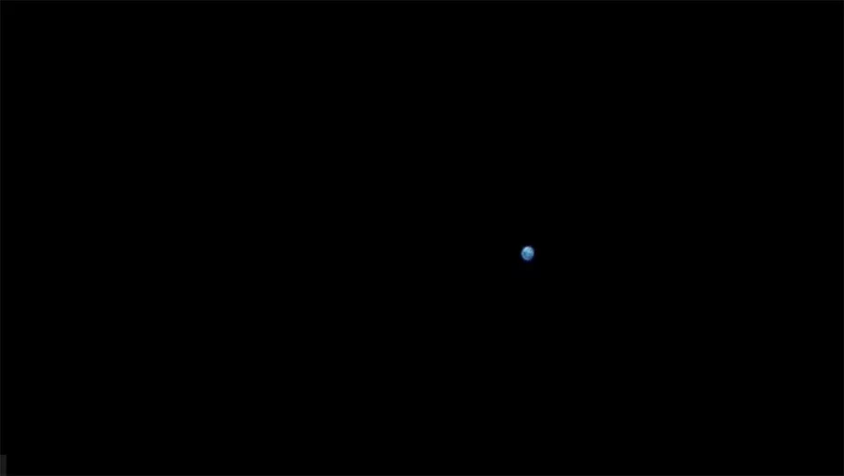 Гэта блакітная кропка — планета Зямля. Фота: NASA