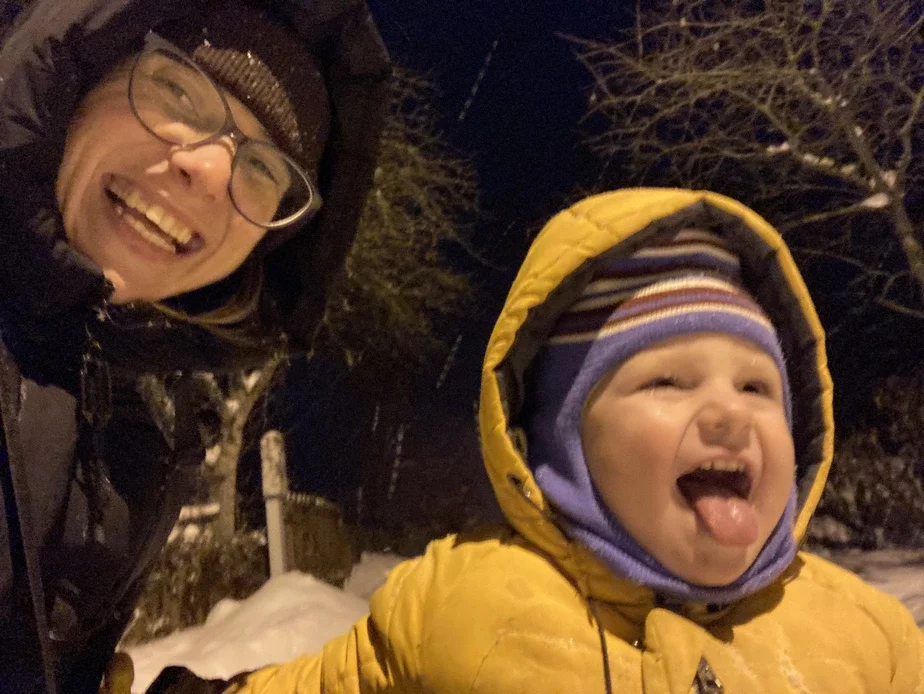 Томашик, сын Андрея и Павлины, первый раз пробует снежинки